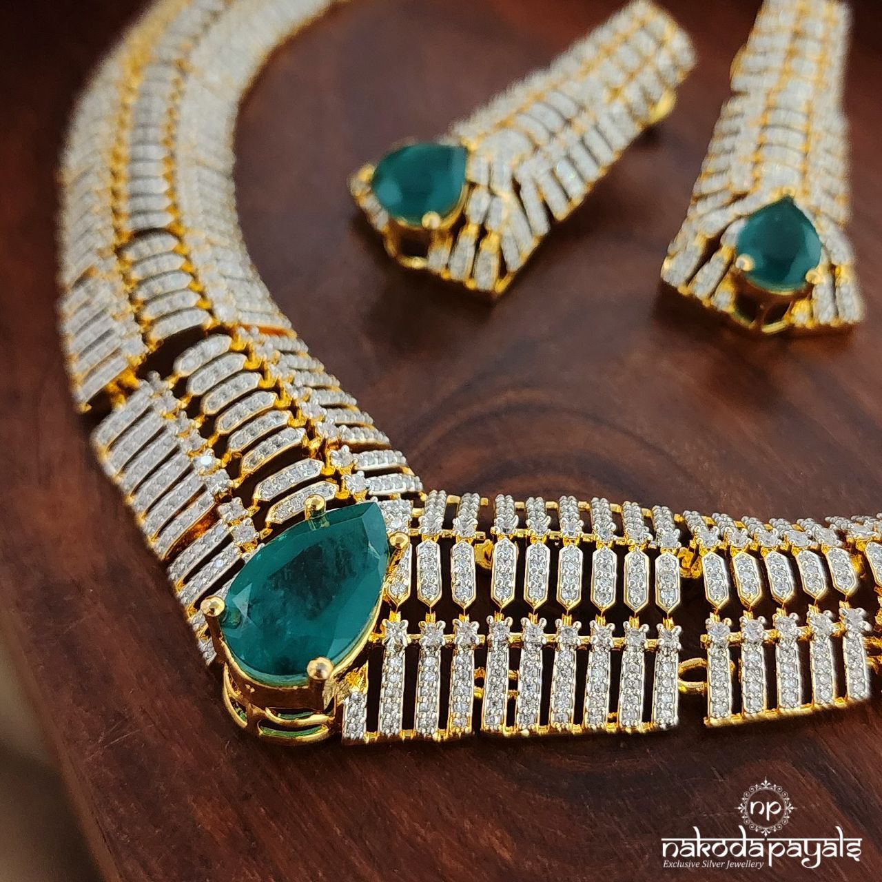 Emerald Green Neckpiece With Earrings (Gn8822)