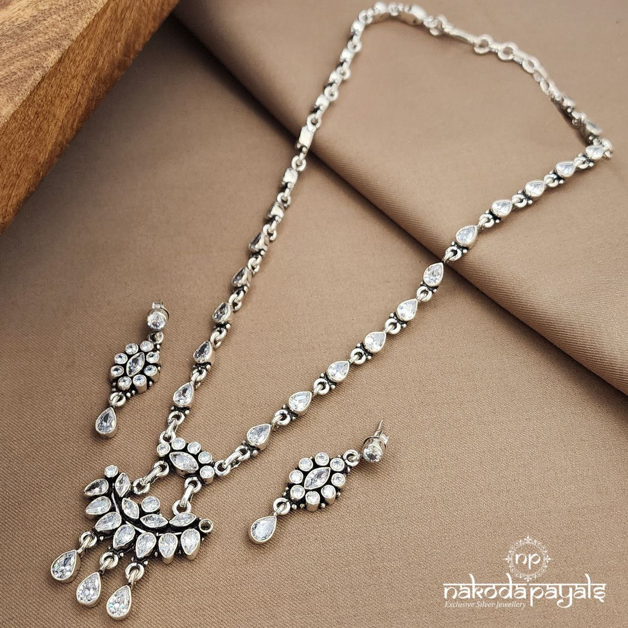 Shinney White Neckpiece With Earrings (N11058)