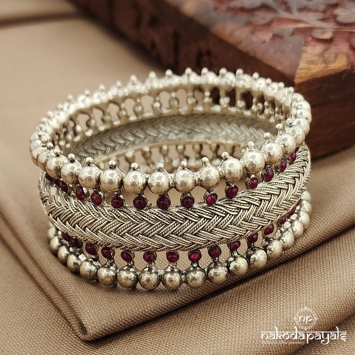 Red Ball Single Bangle (K6203)