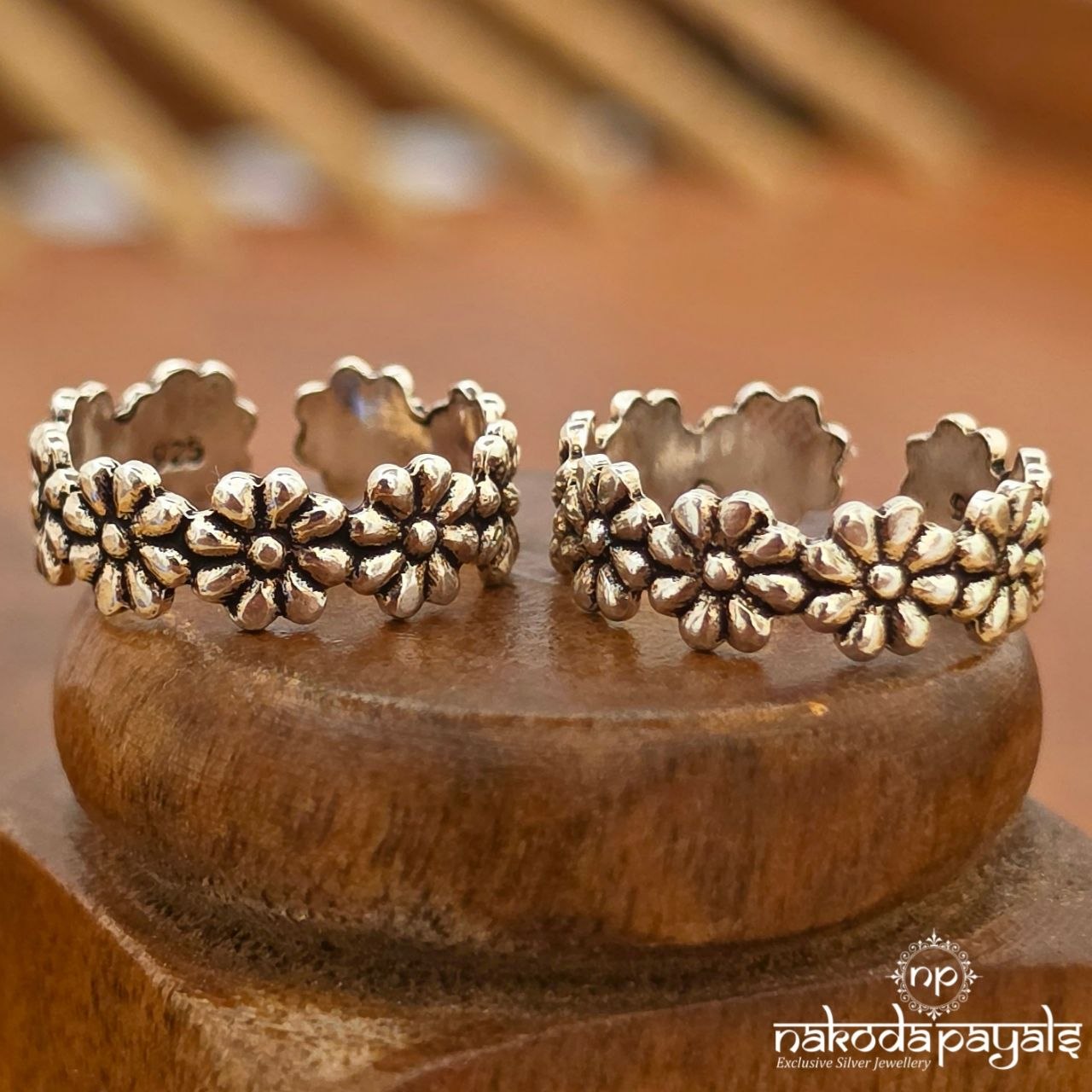 Cute Floral Toerings (T4891)