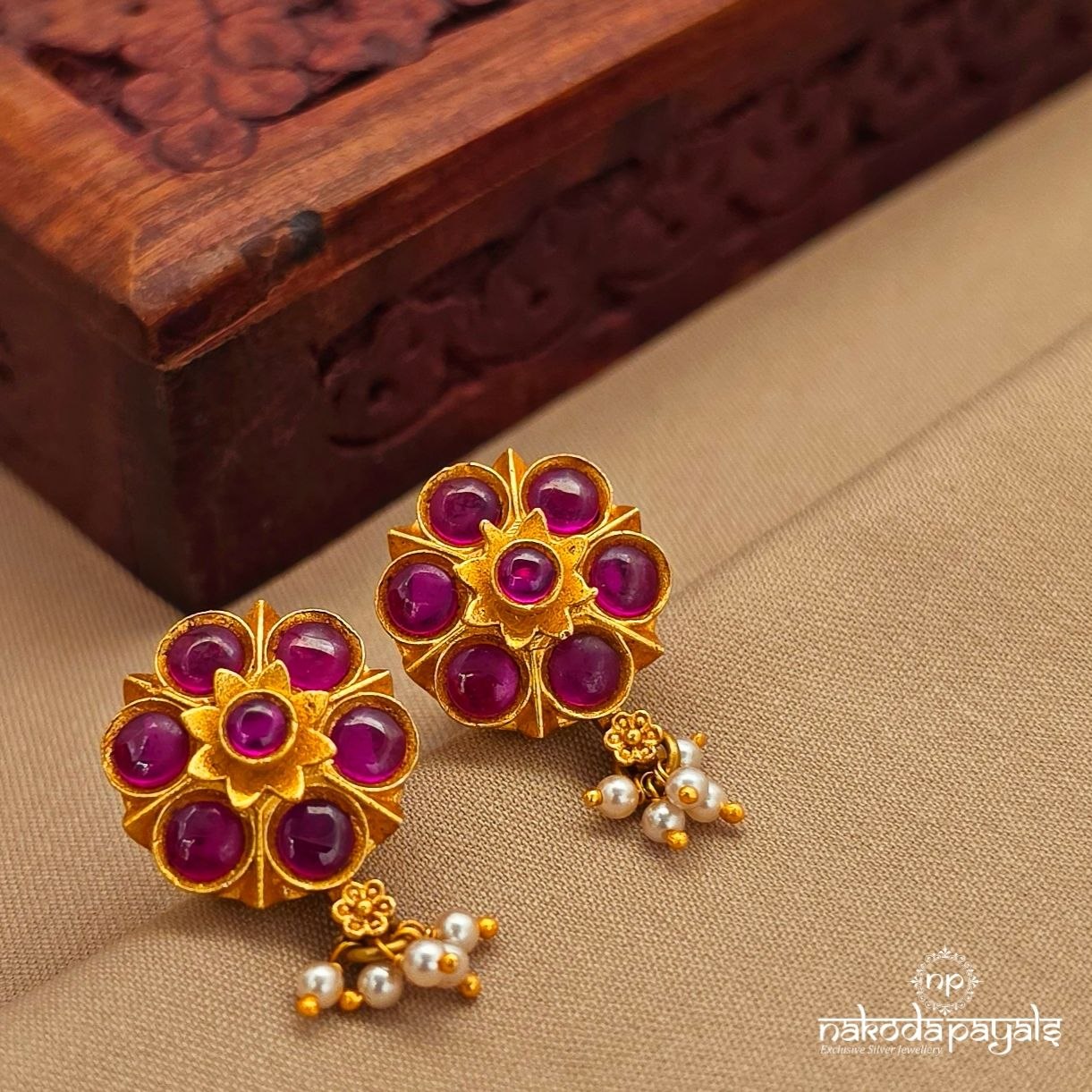 Pearly Stunning Studs (Ge10577)