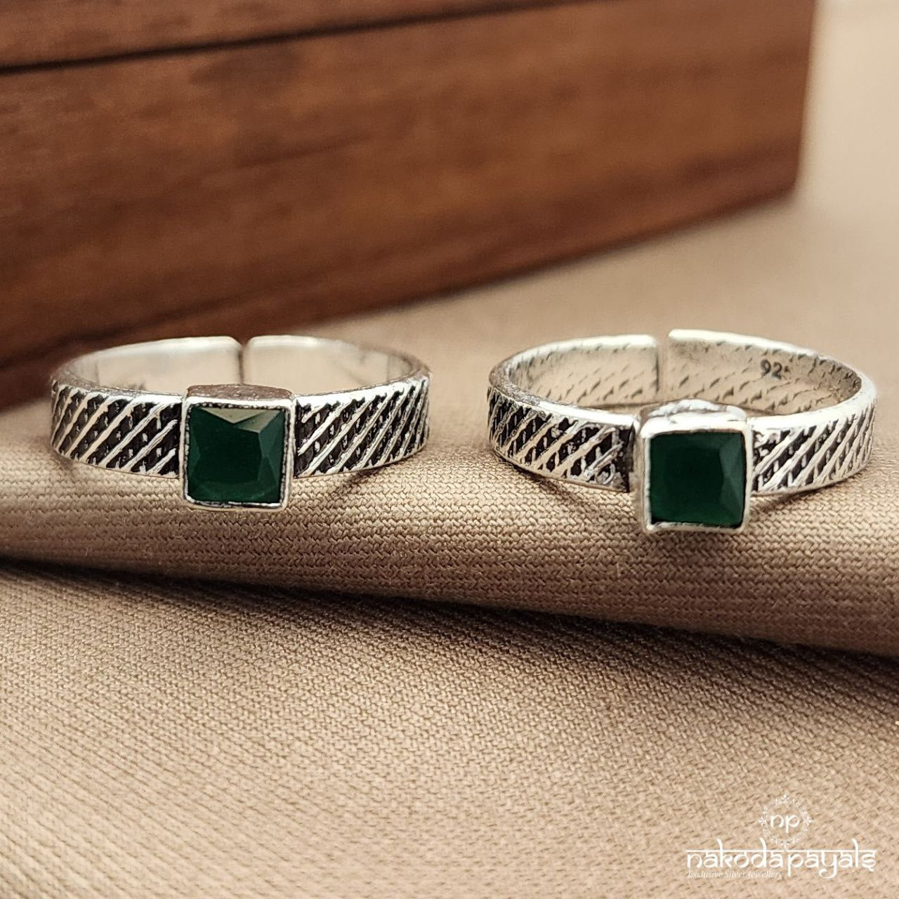 Green Squarish Toebands (T4654)