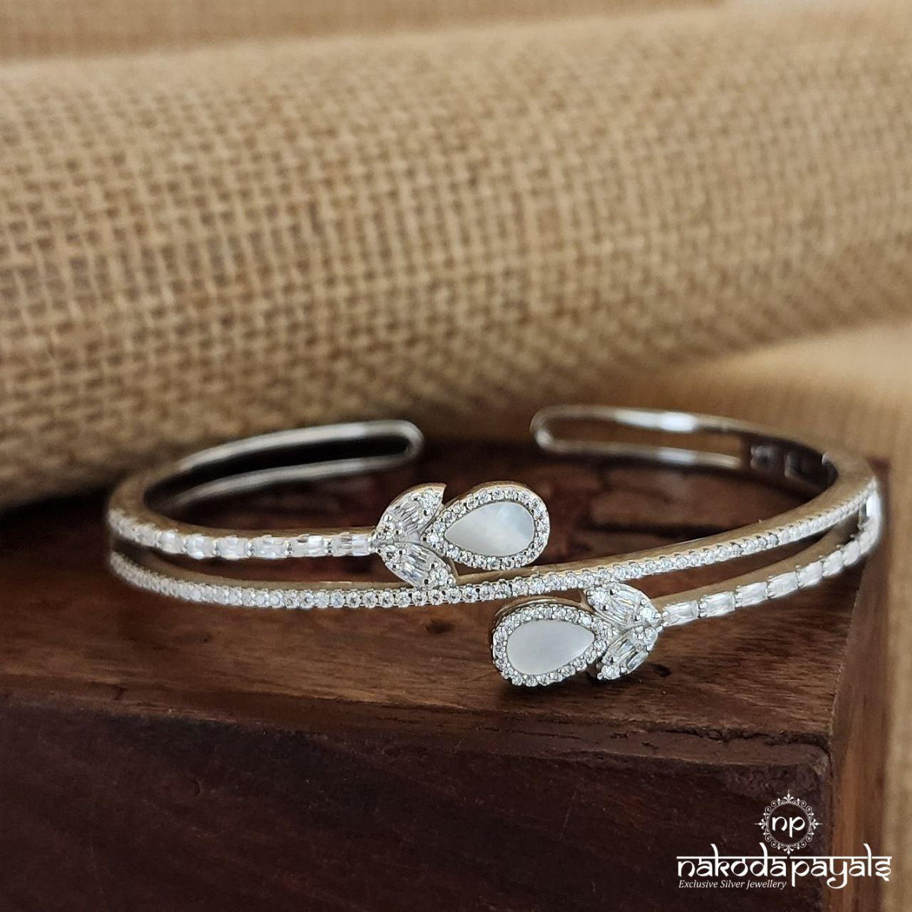 Graceful MOP Kada (Sk1073)