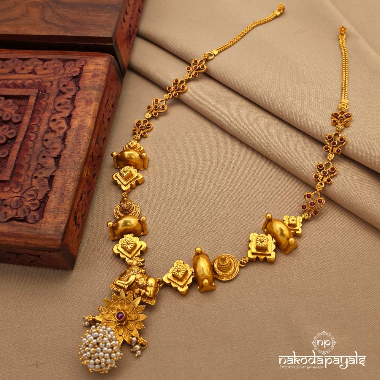 Traditional pearly Neckpiece (Gn10467)