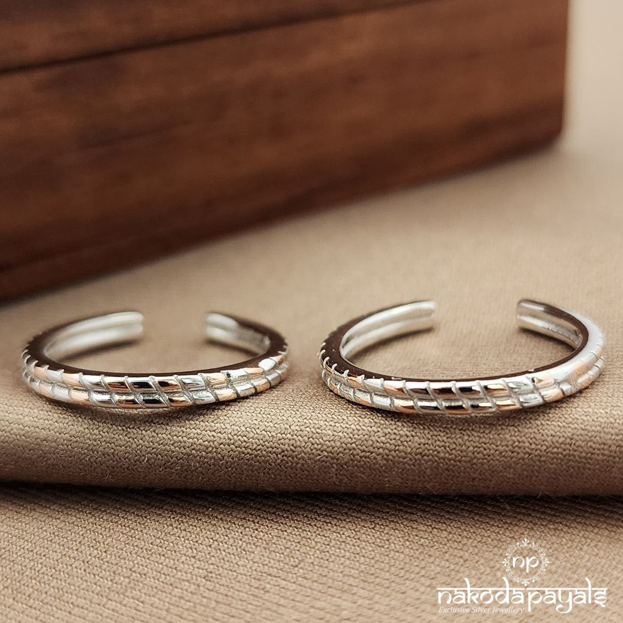 Dual Tone Toebands (T4717)