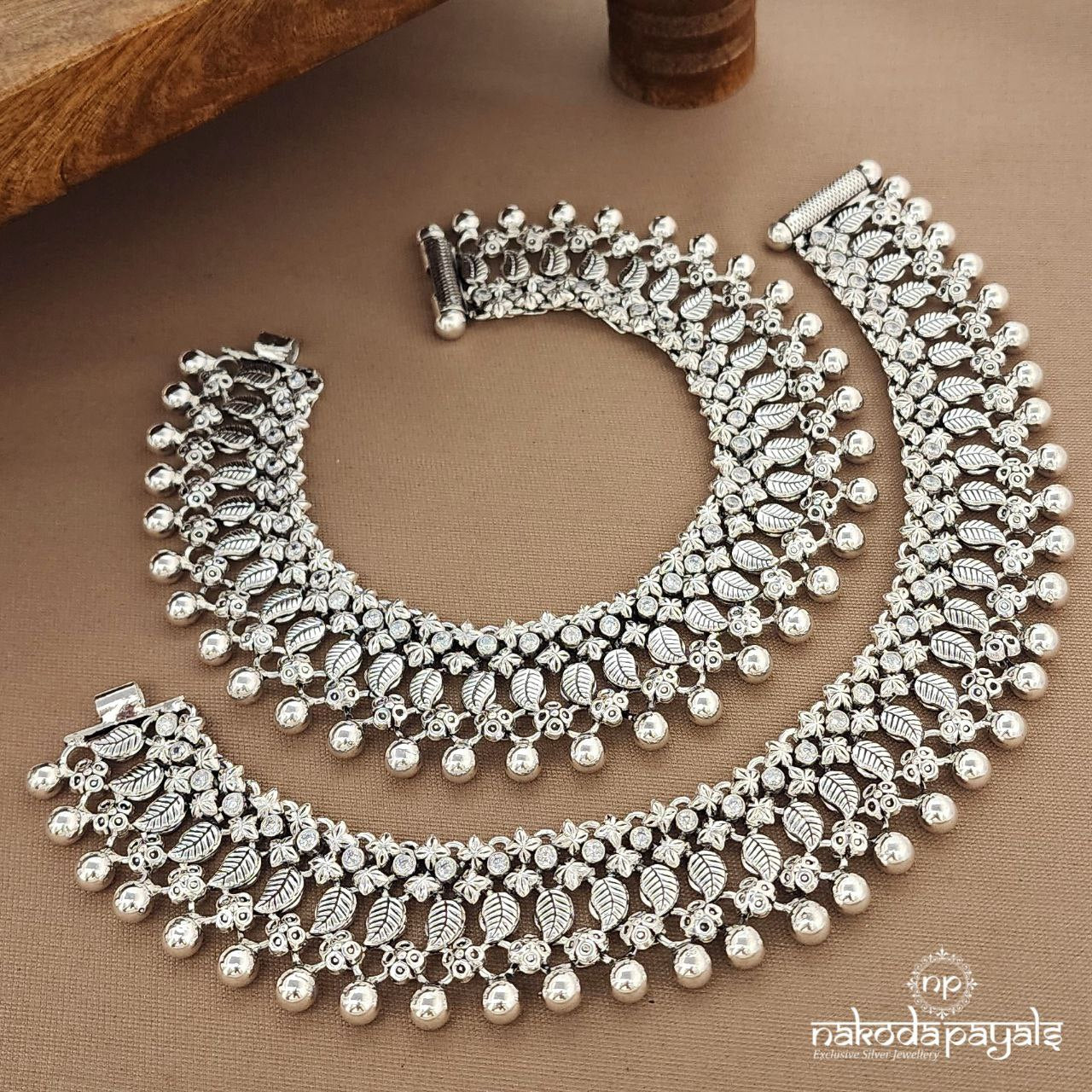 White Leafy Anklets (A6681)