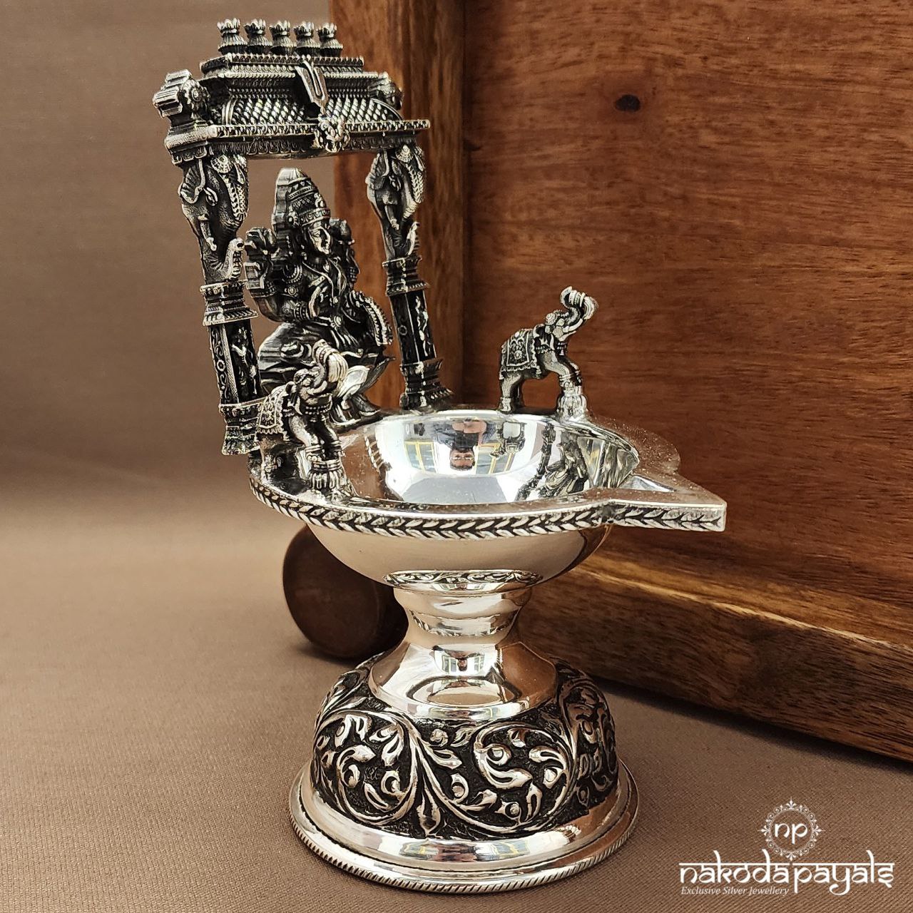 Temple Lakshmi Kamakshi Deepam (Aa2544)