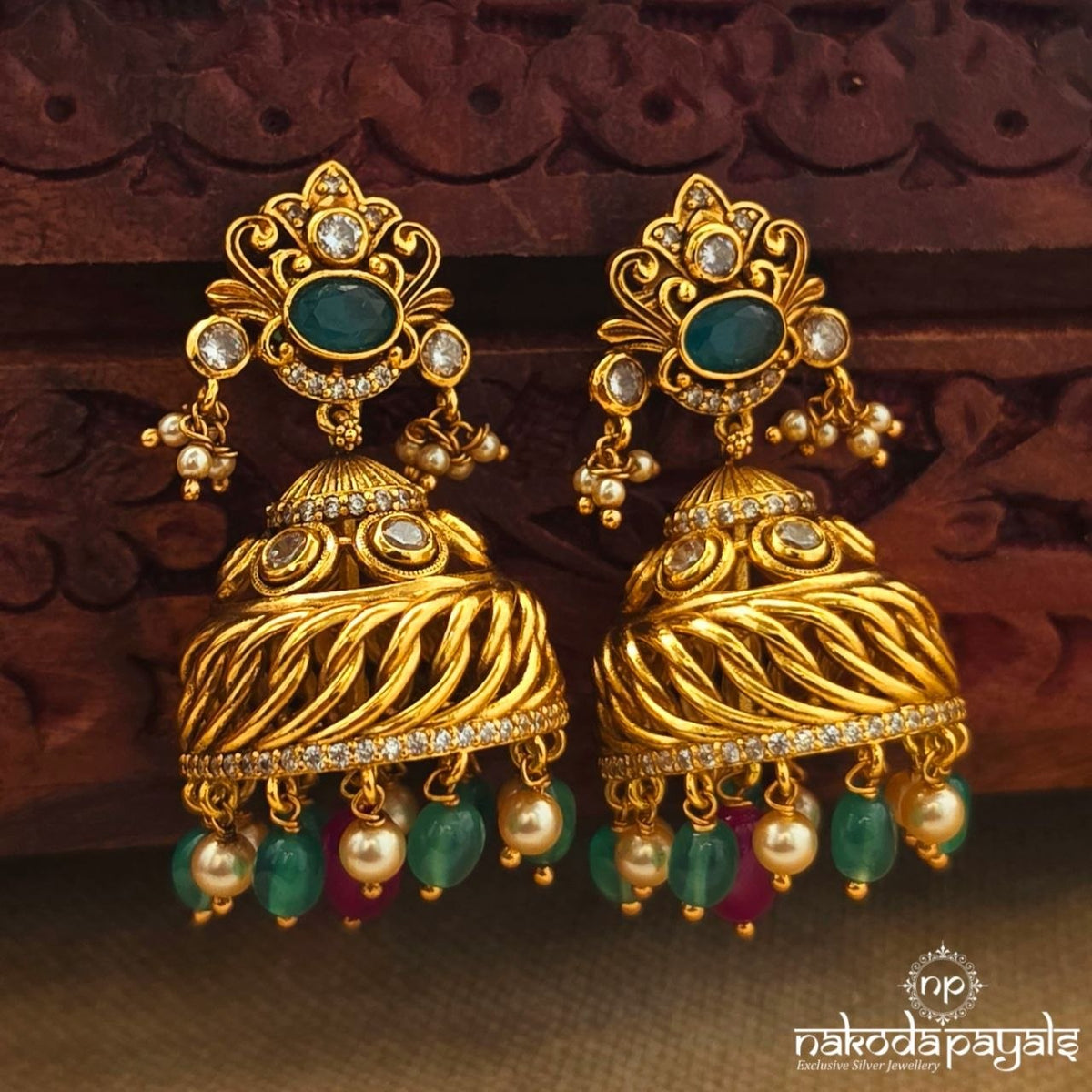 Eye-Catching Pearly Jhumka (Ge11379)