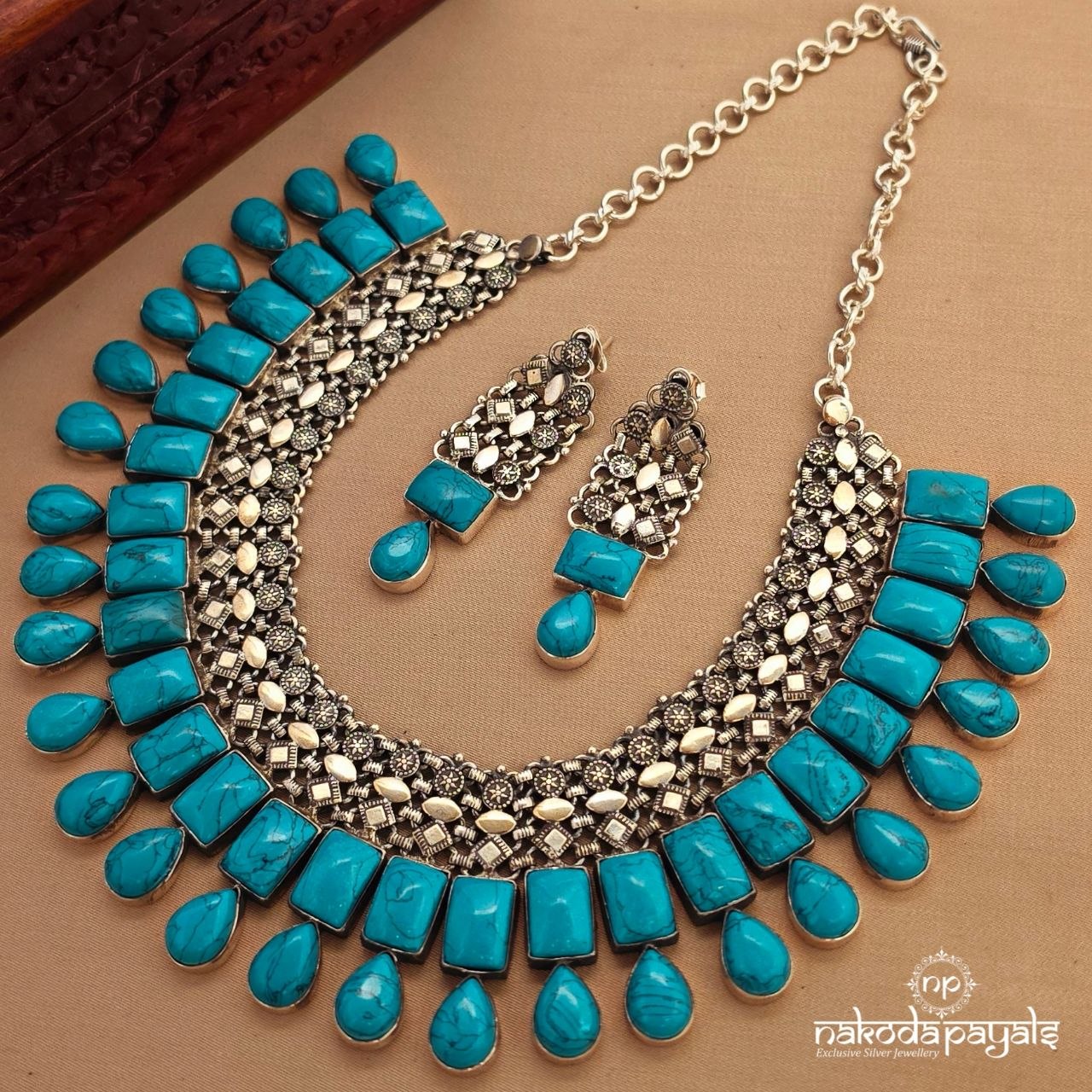 Exemplary Turquoise Neckpiece With Earrings (N11745)