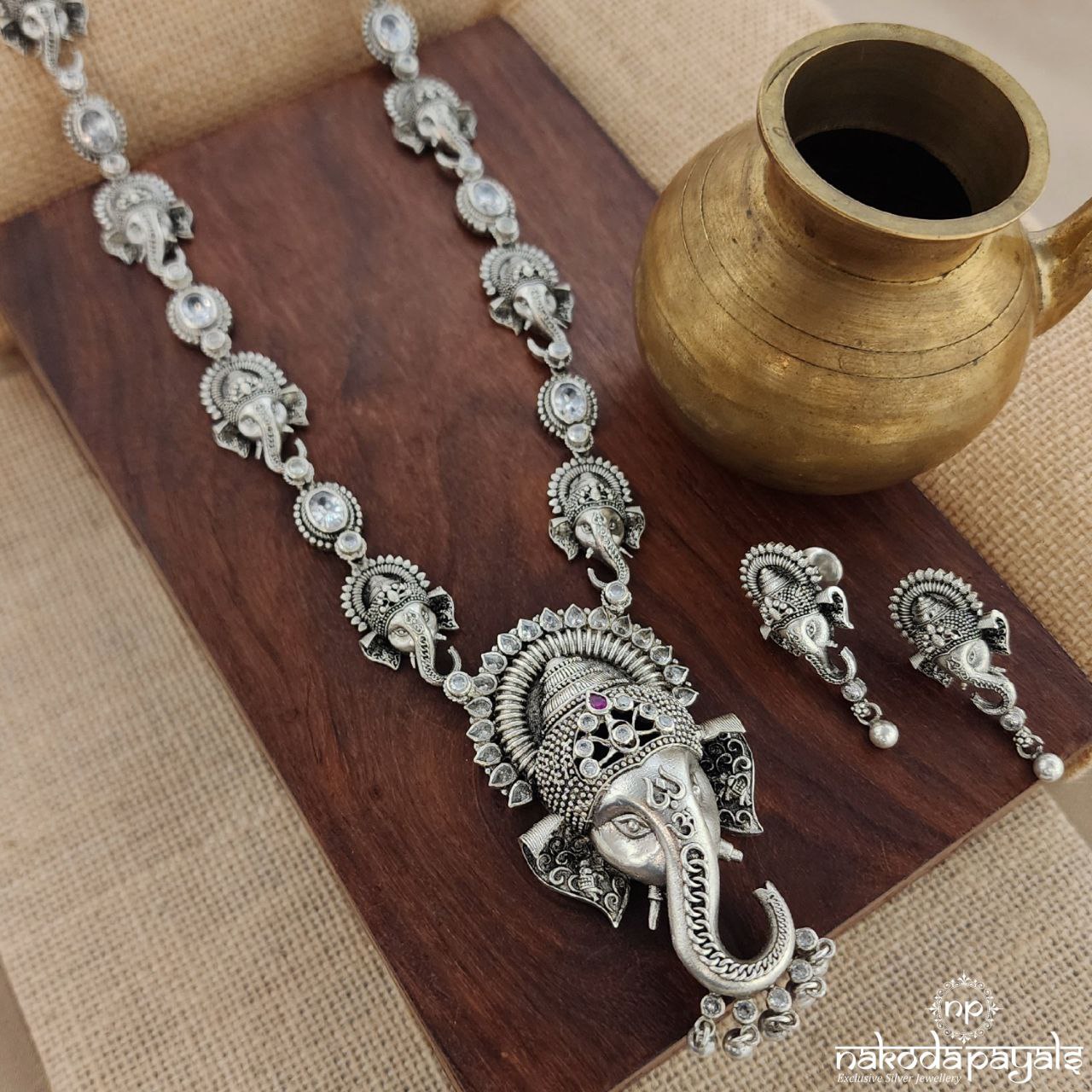 Gorgeous Ganesha White Neckpiece With Earrings (N10650)