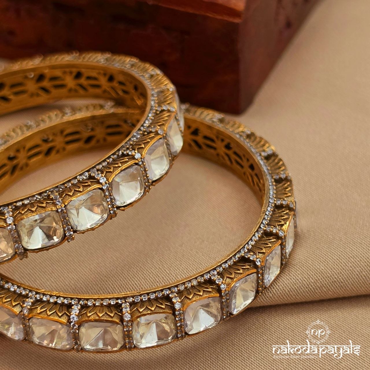 Glorious White Bangle Pair (Gk3272)