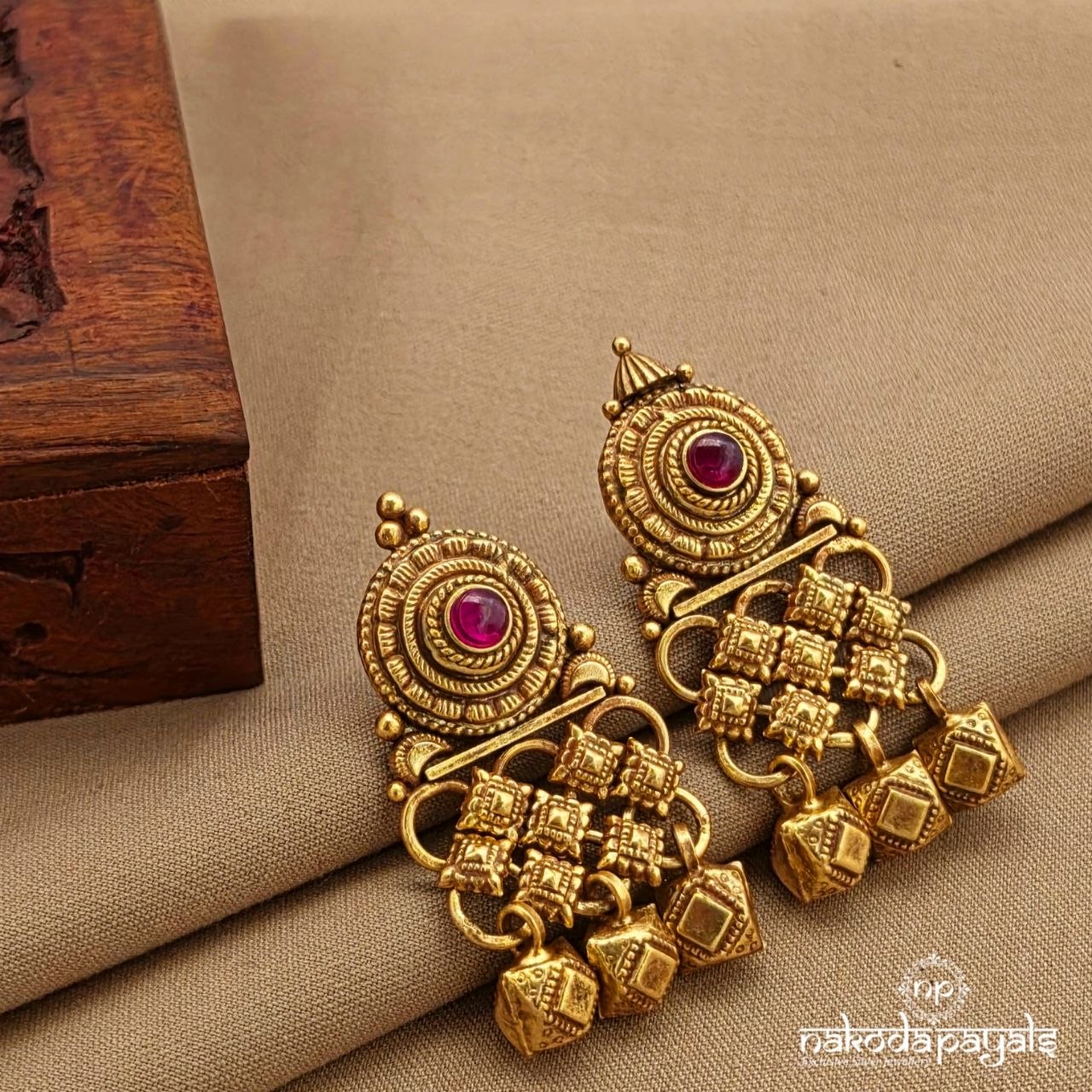 Endearing Red Dot Squarish Chandbali (Ge10912)