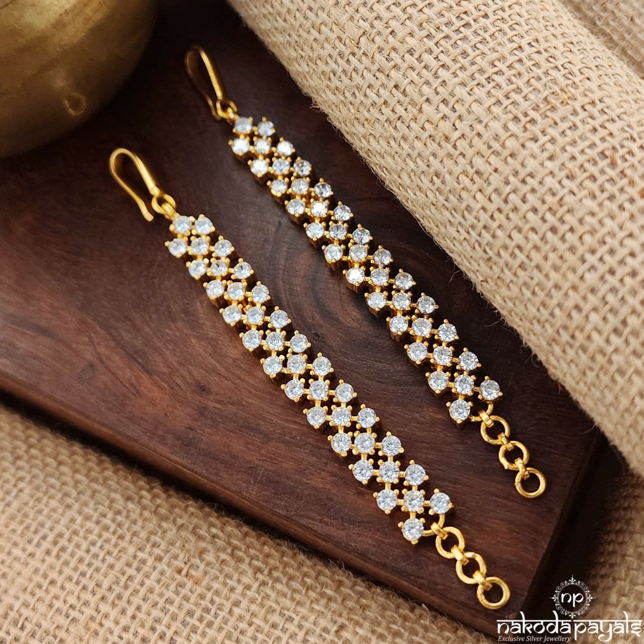 Gleaming White Maang Tika (Gm0944)