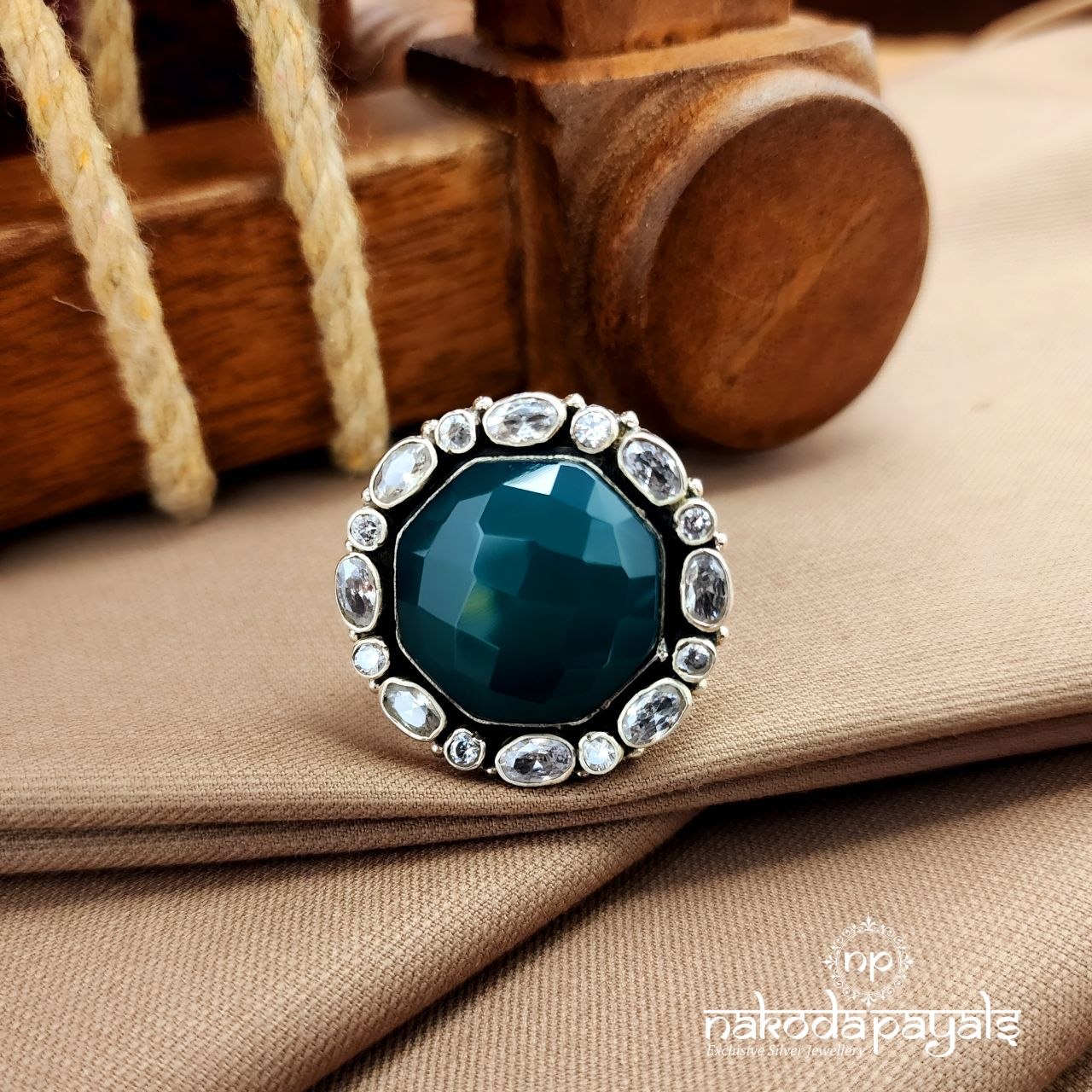 Emerald Green Finger Ring (F2943)