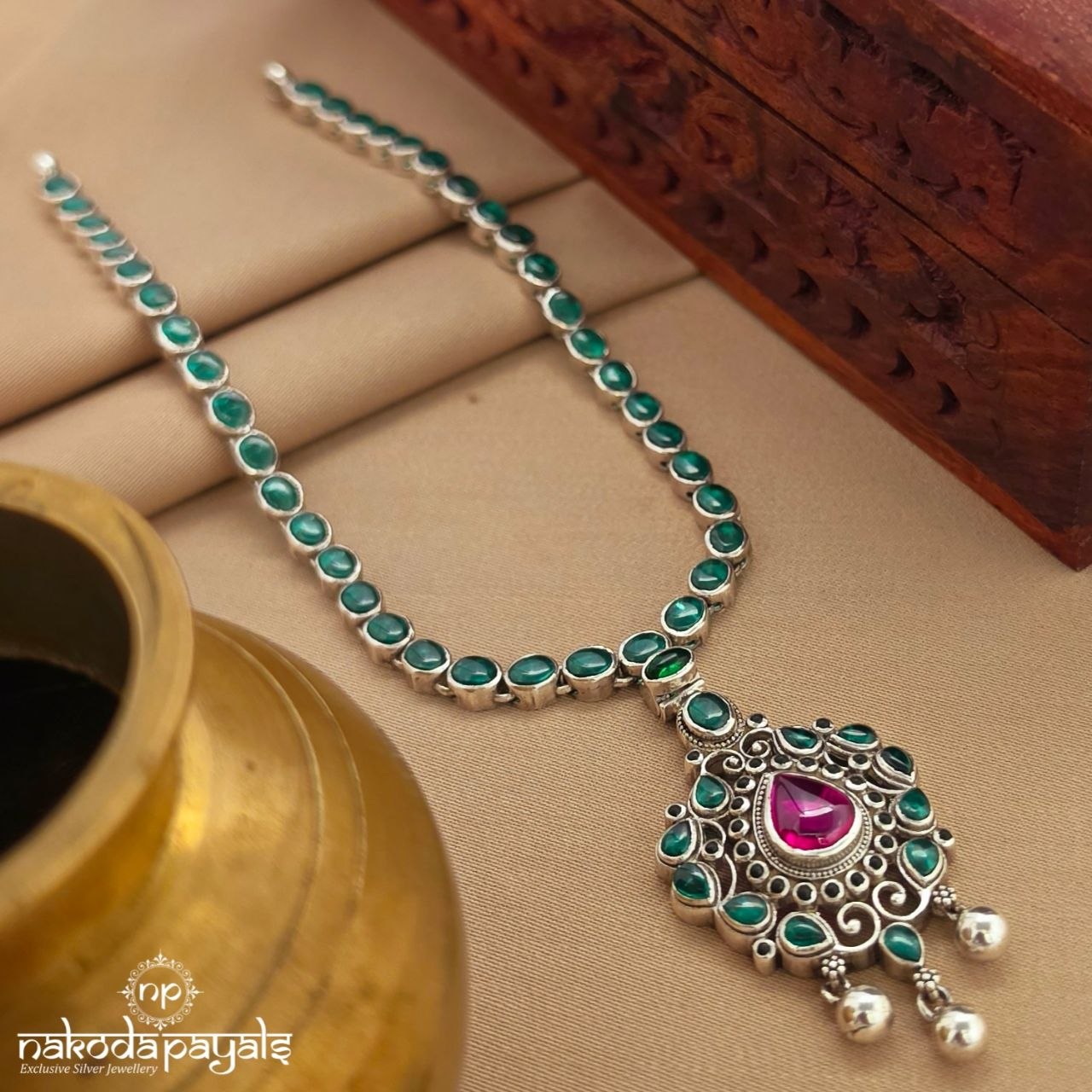 Green Oval Neckpiece (N11684)