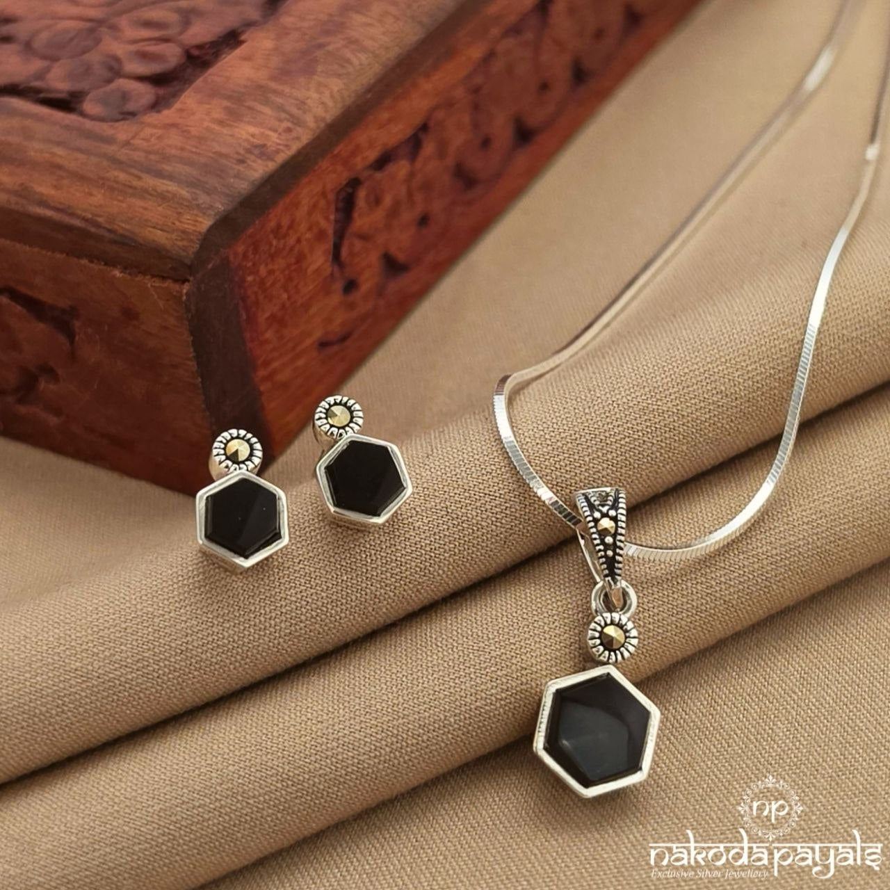 Hexagon Black Dot Pendant Set (St3984)