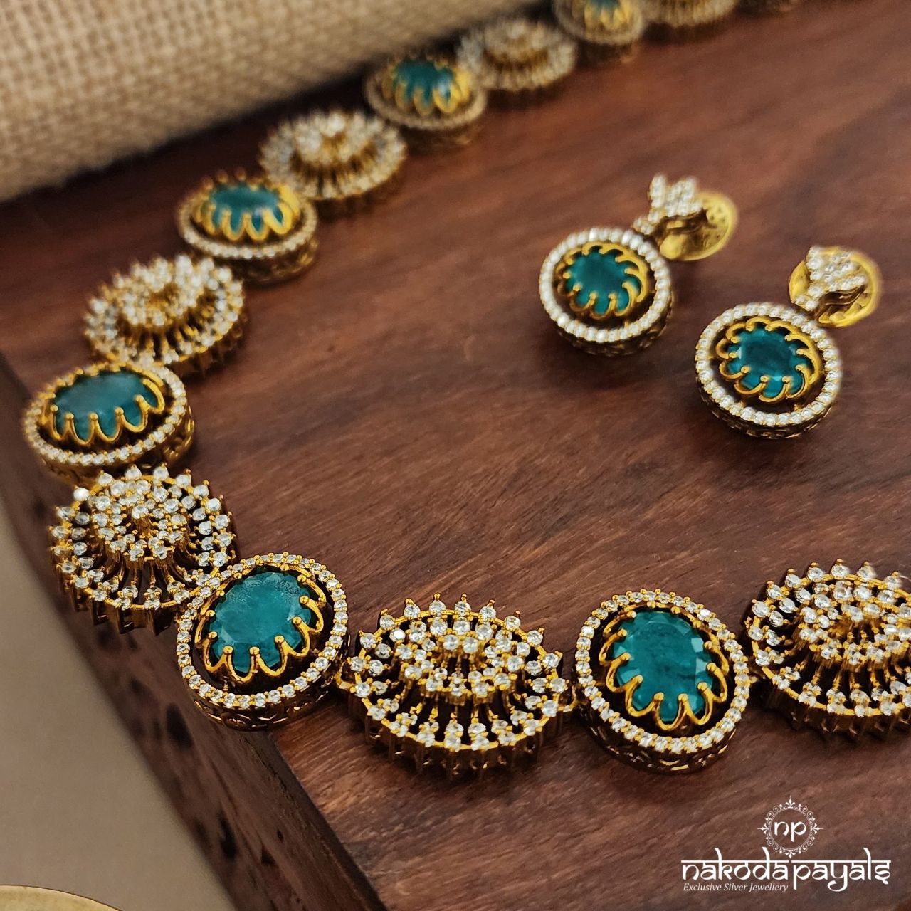 Sparkling Green Neckpiece With Earrings (Gn8609)