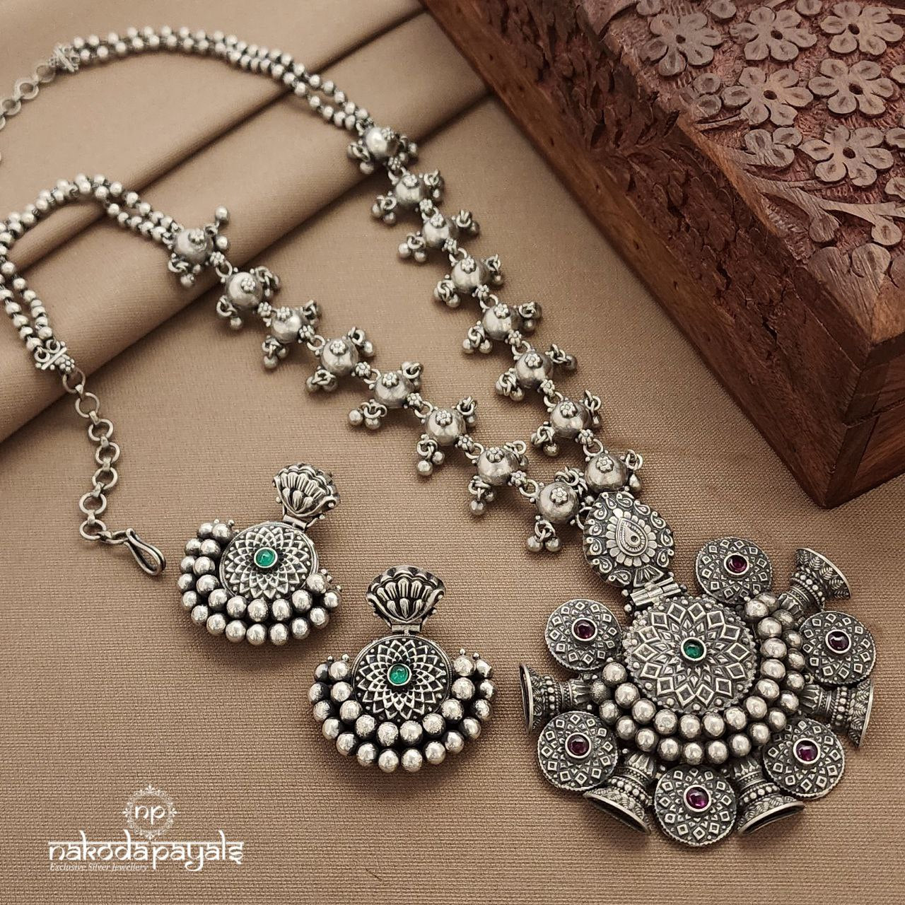 Graceful Floral Neckpiece With Earrings (N11400)