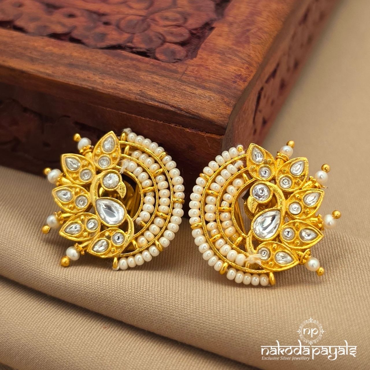 Pearly Peacock Studs (Ge10876)