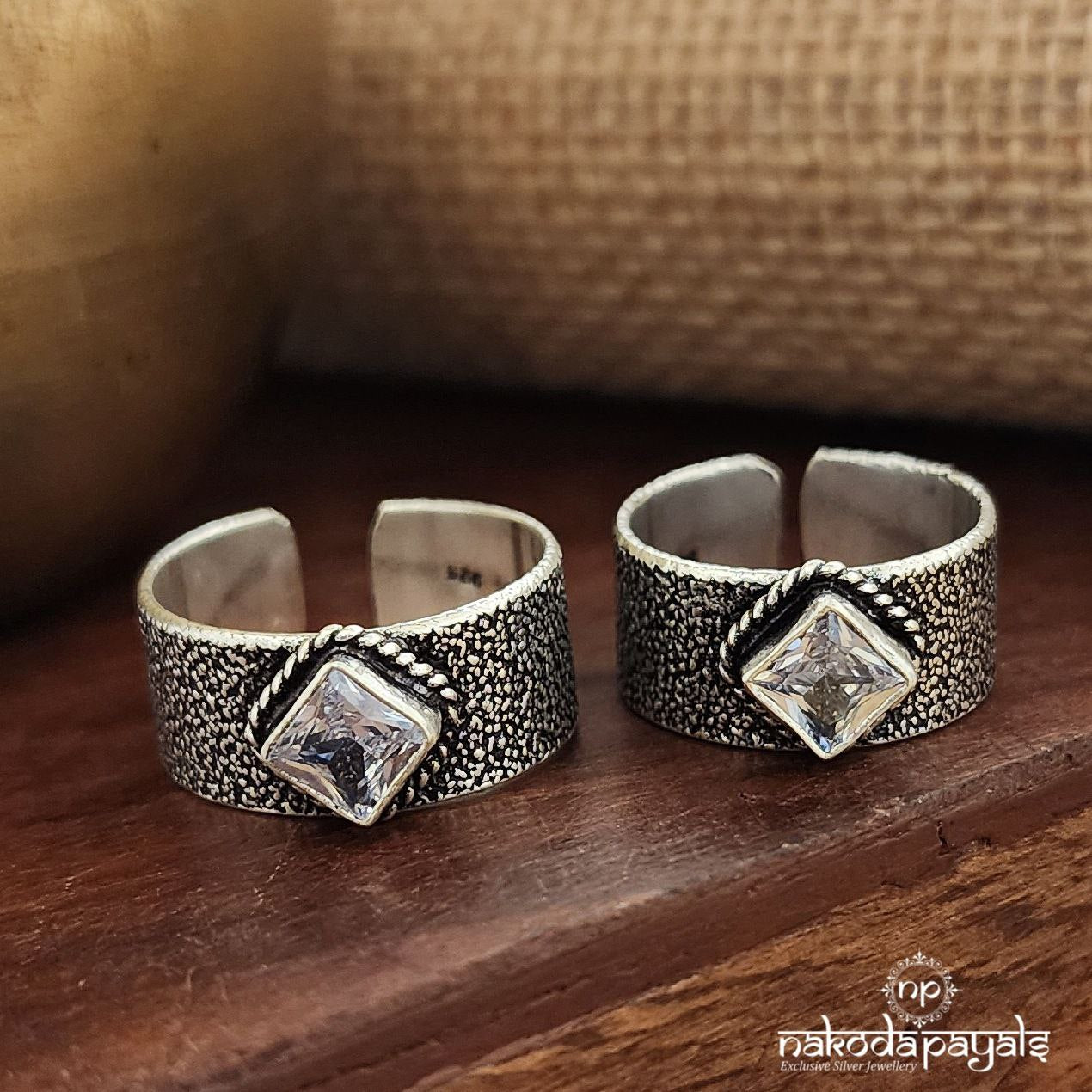 White Squarish Toebands (T4554)