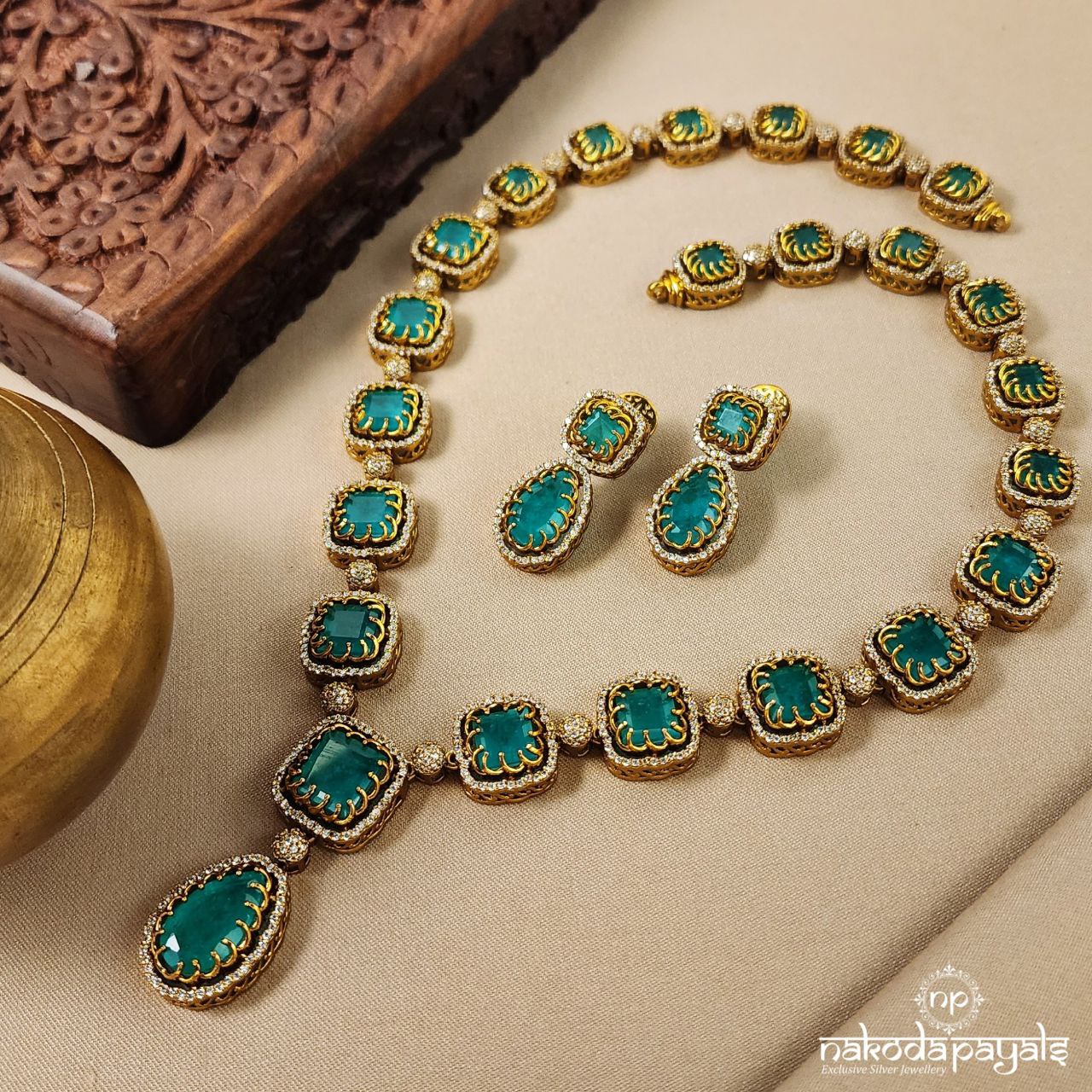 Stunning Green Neckpiece With Earrings (Gn8589)
