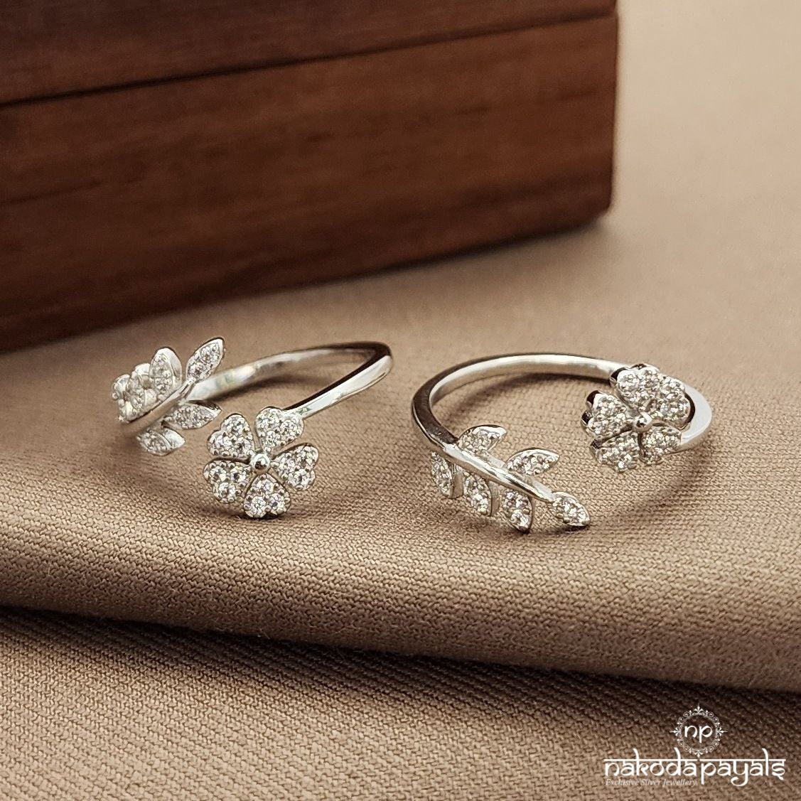 Flower Front Adjustable Toerings (T4713)