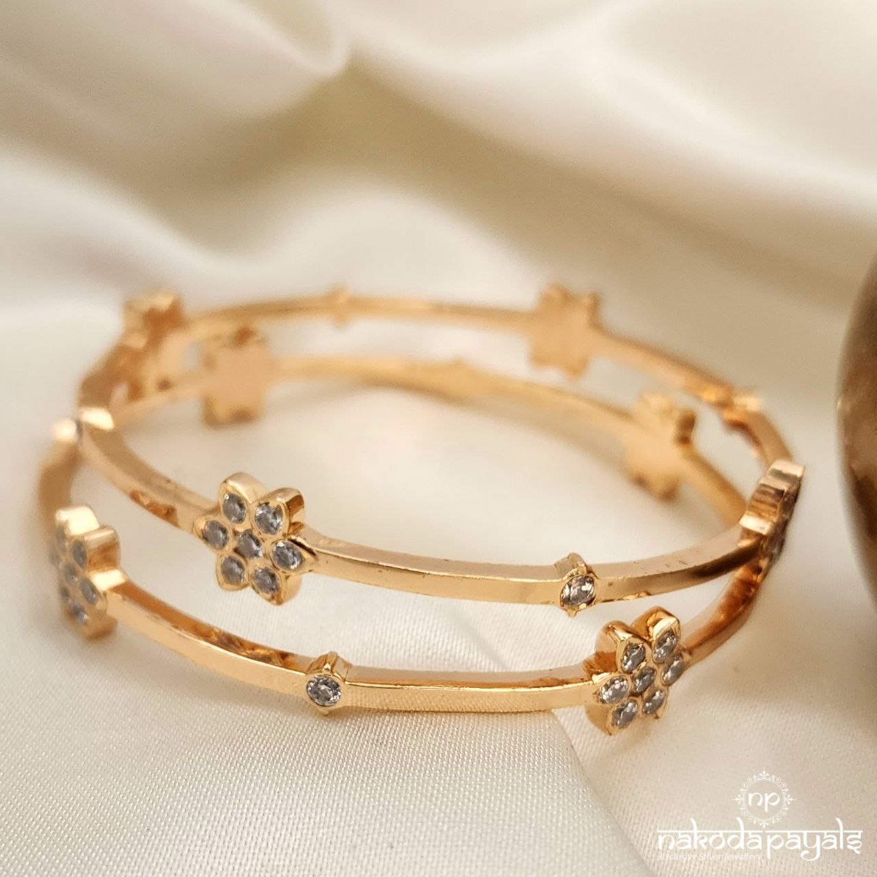 Ethnical White Bangles Pair (2.6 ) (Gk2915)