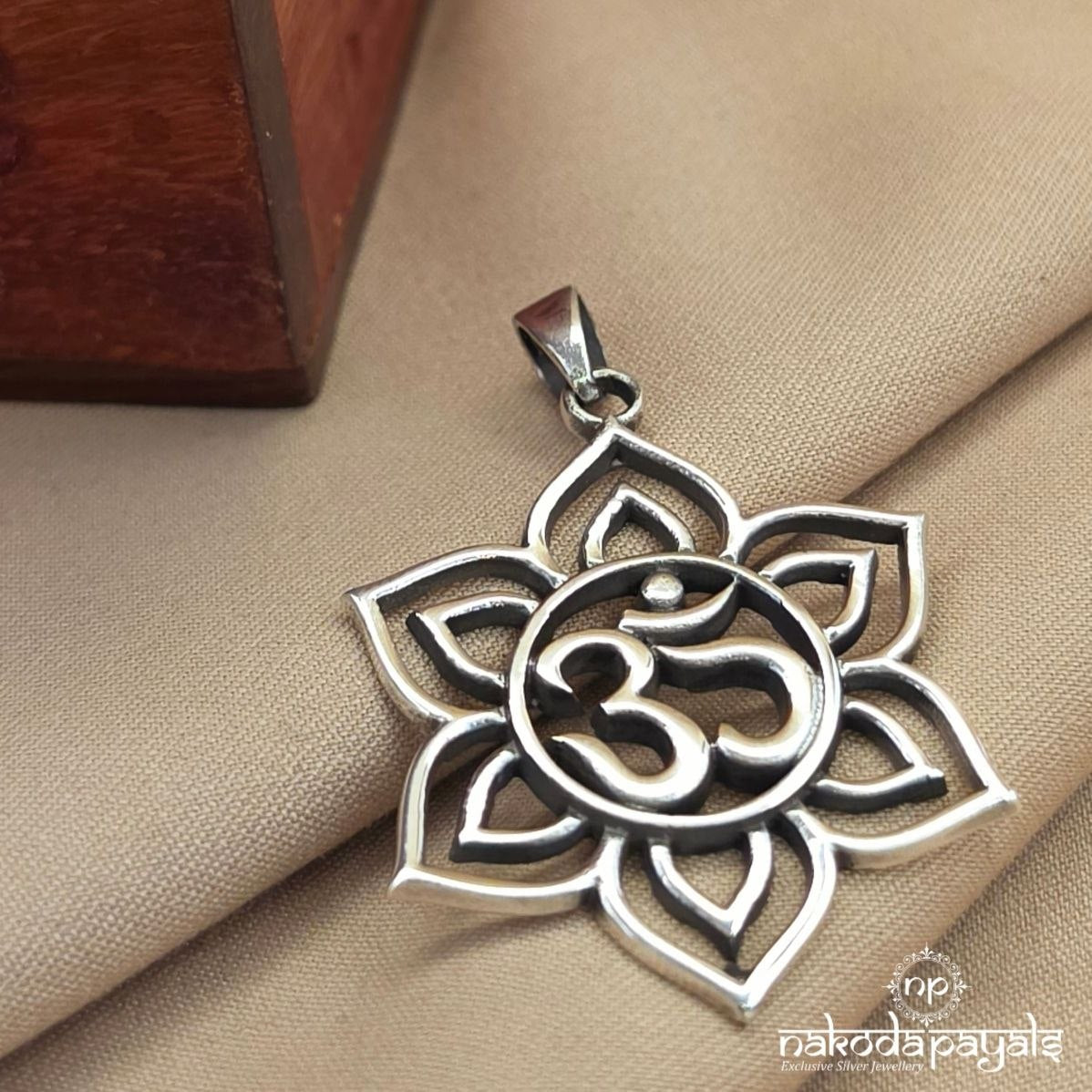 Floral Om Pendant (St2124)