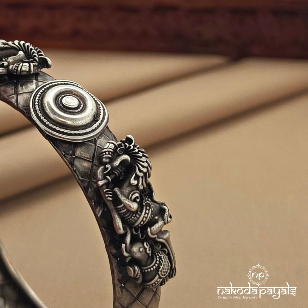 Elegant Oxidised Single Bangle (K6291) (2.4)
