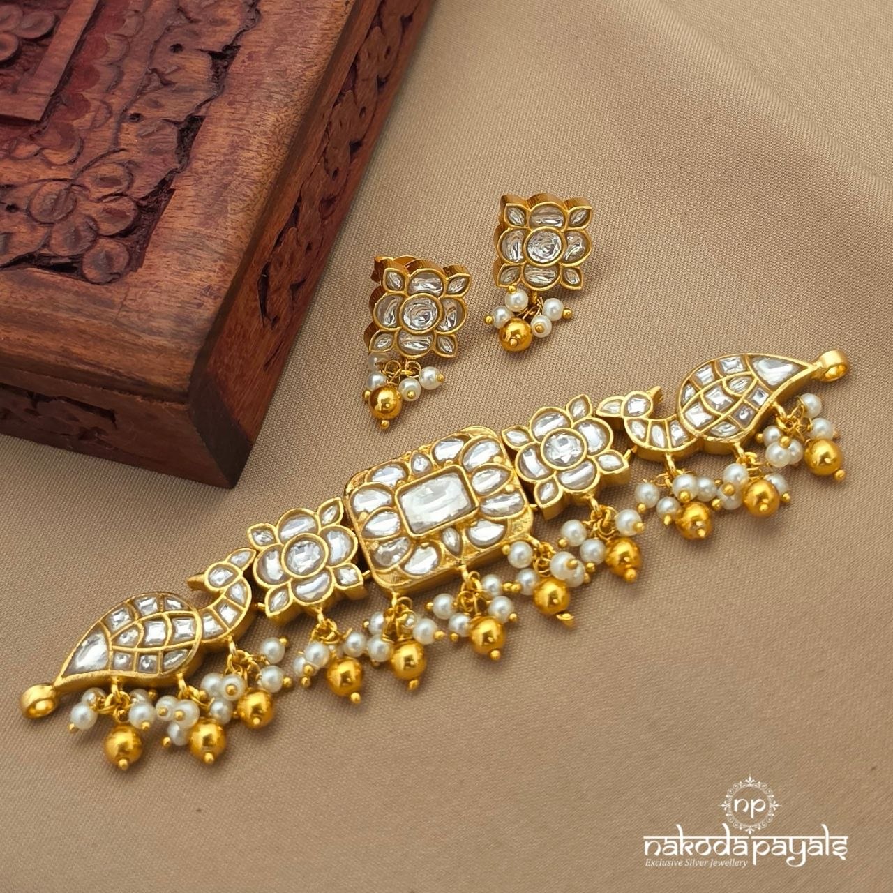 Resplendent white pearl Choker With Earrings (Gn10365)