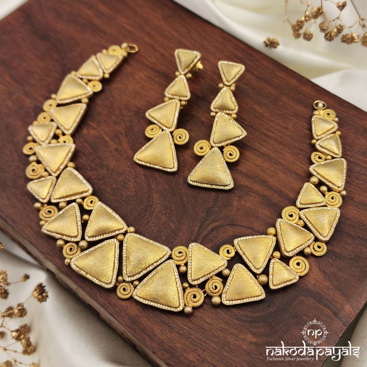 Elegant Triangular Neckpiece With Earrings (Gn8635)