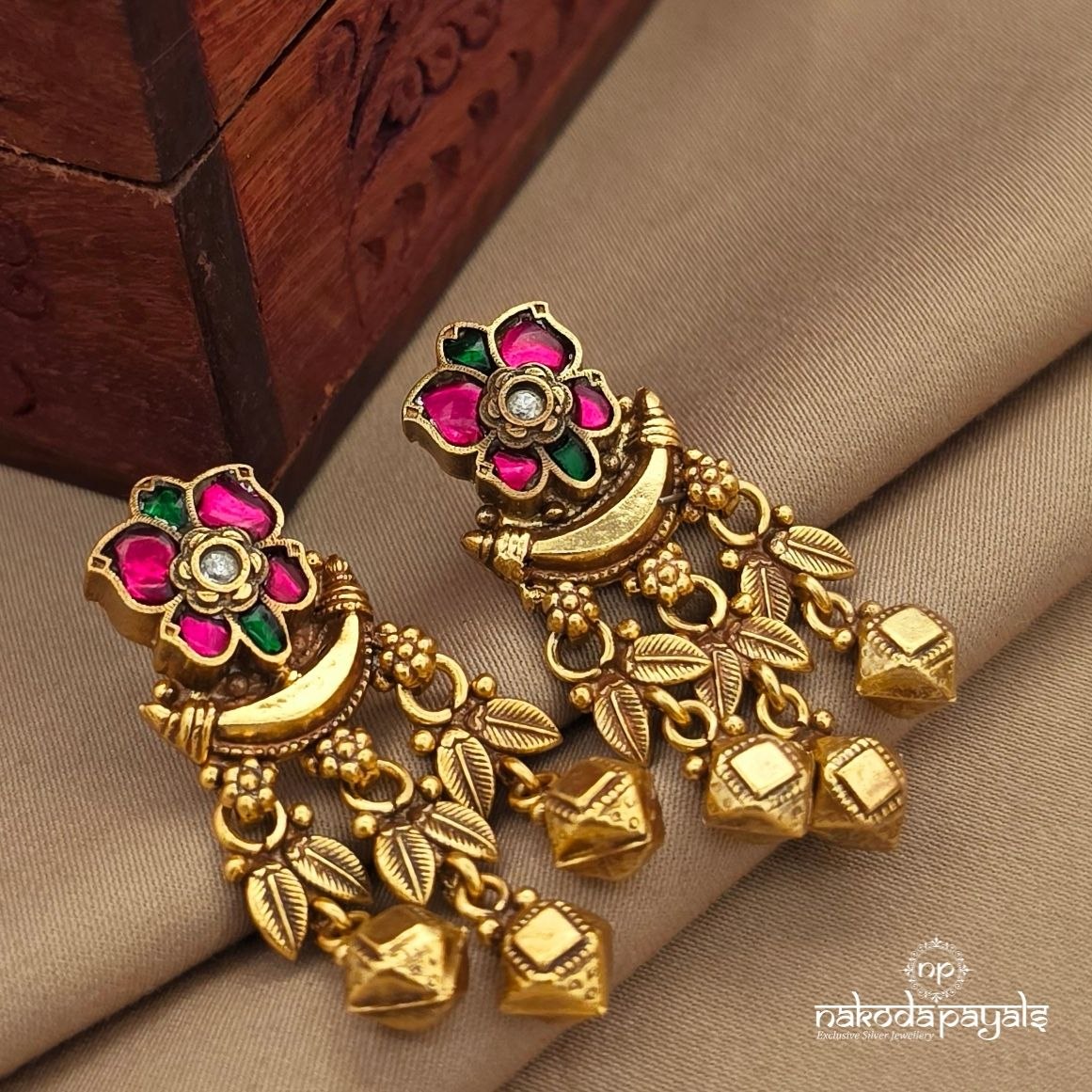 Floral Half Moon Kundan Studs (Ge10788)