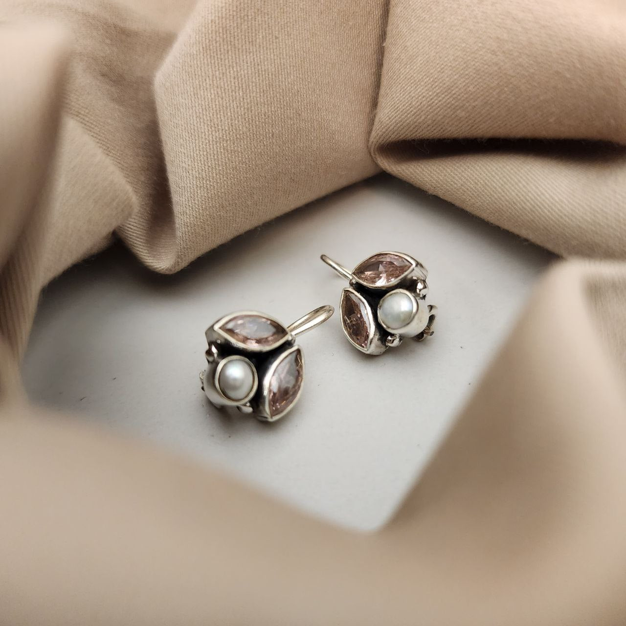 Graceful Hangings (H2011-18)