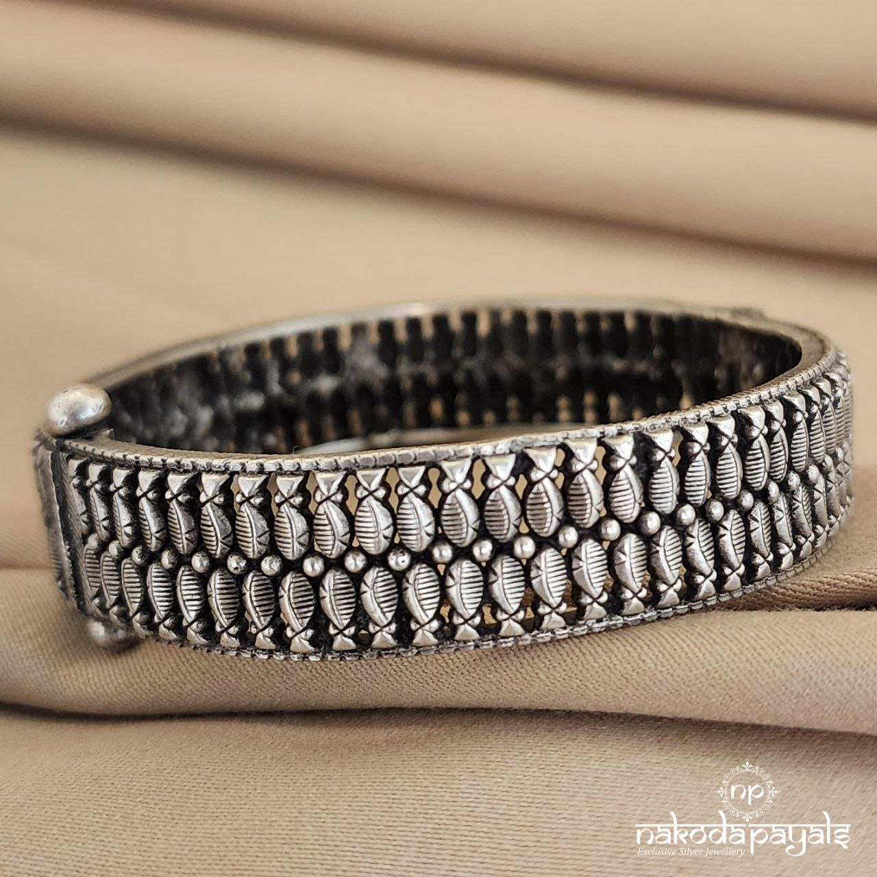 Plain Oxidised Carved Screw Kada (K3932)