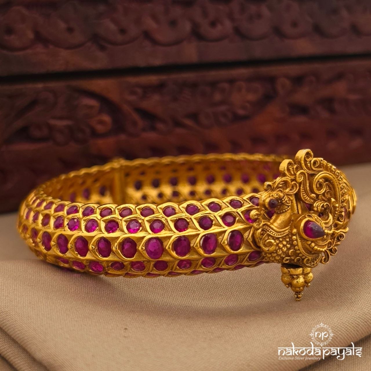 Stunning Peacock Openable Screw Kada (Gk3381)