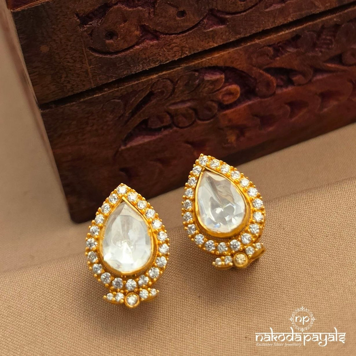White Drop Studs (Ge11430)