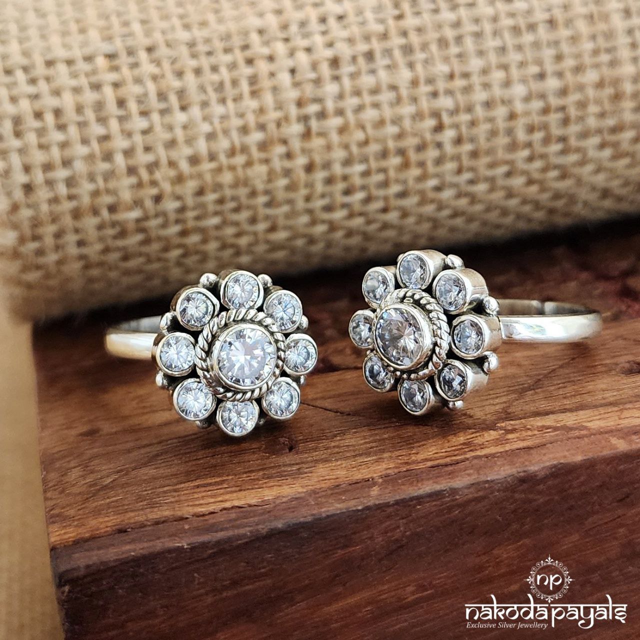 White Flower Toerings (T4177)