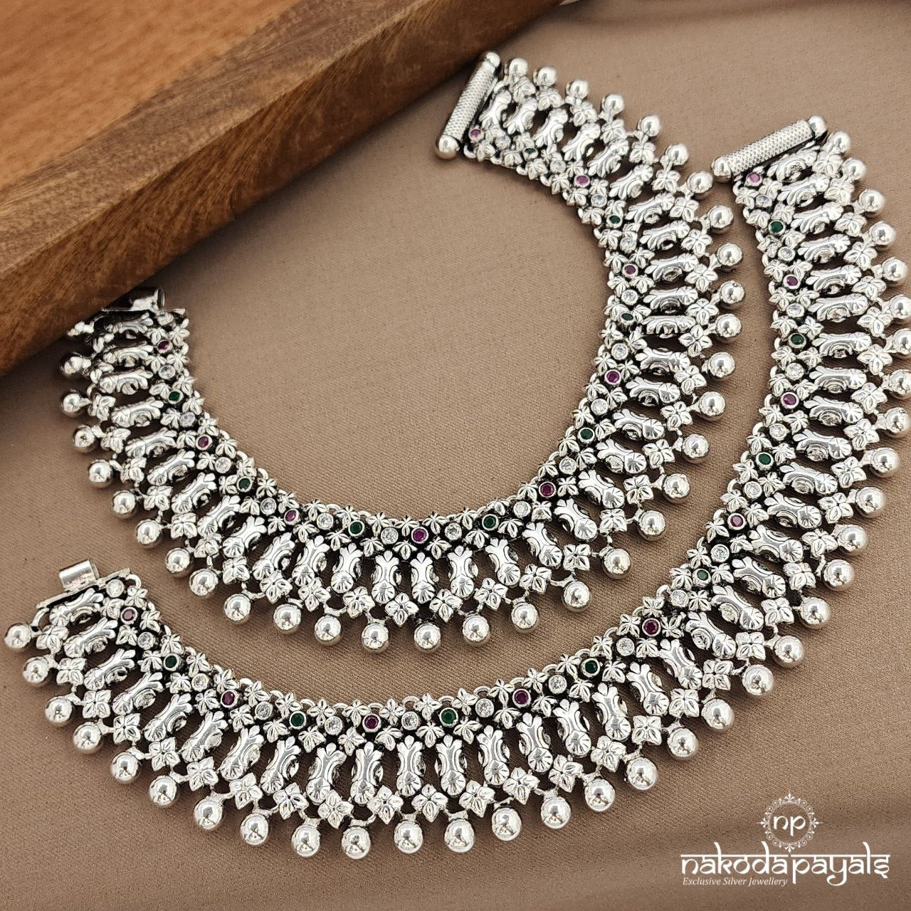 Mesmerizing Red Green Dot Anklet (A6624)