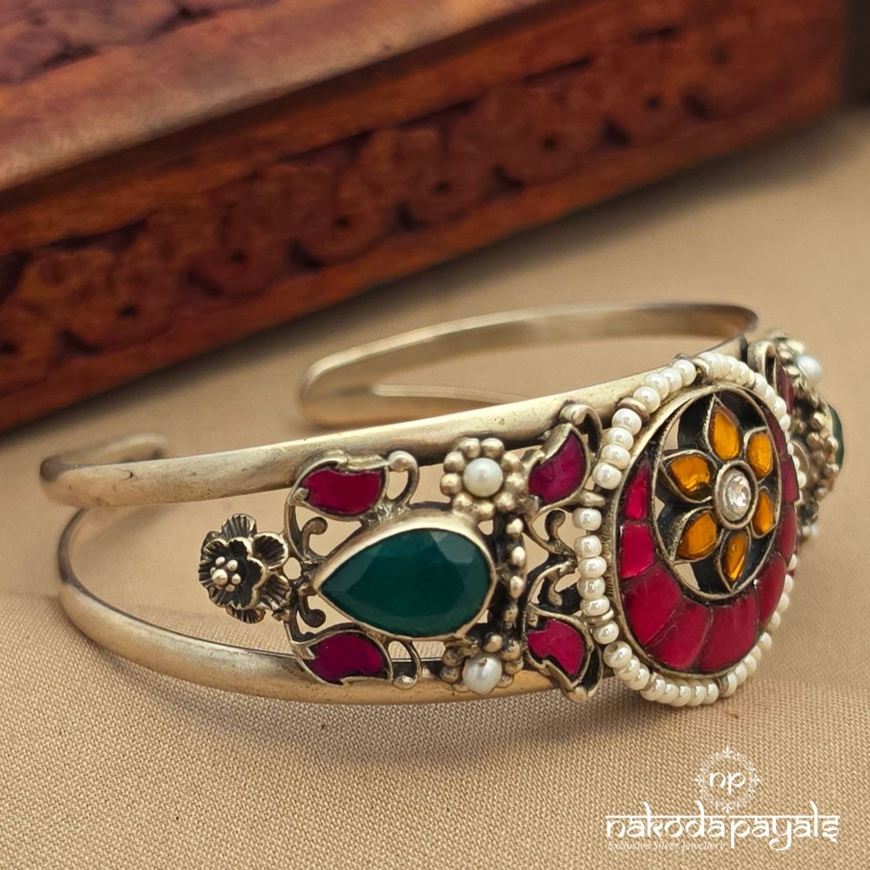 Mesmerizing Kundan Pearl Kada (K6345)