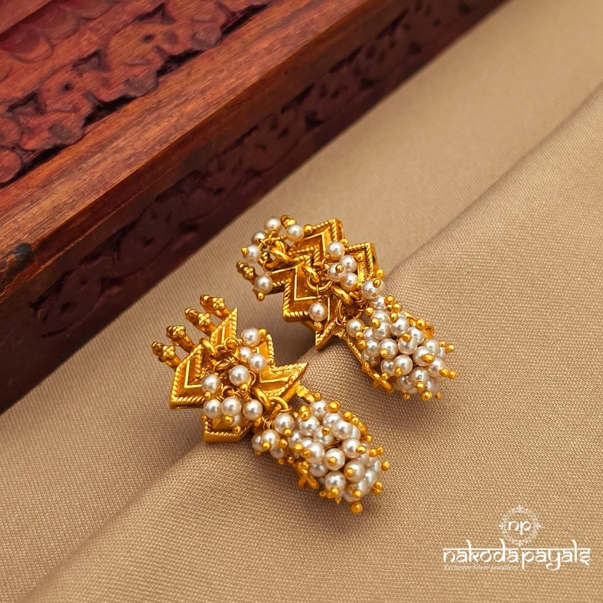 Gorgeous Zigzag Pearly Chandbali (Ge10580)