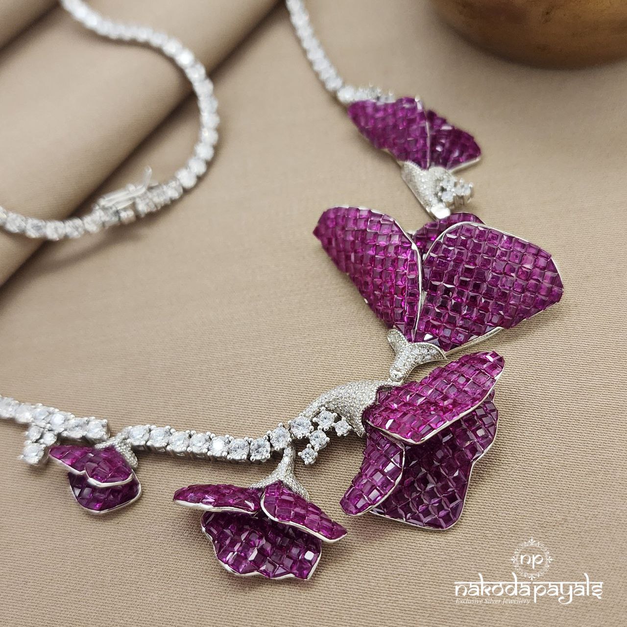 Twinkling Wings Neckpiece (St3471)