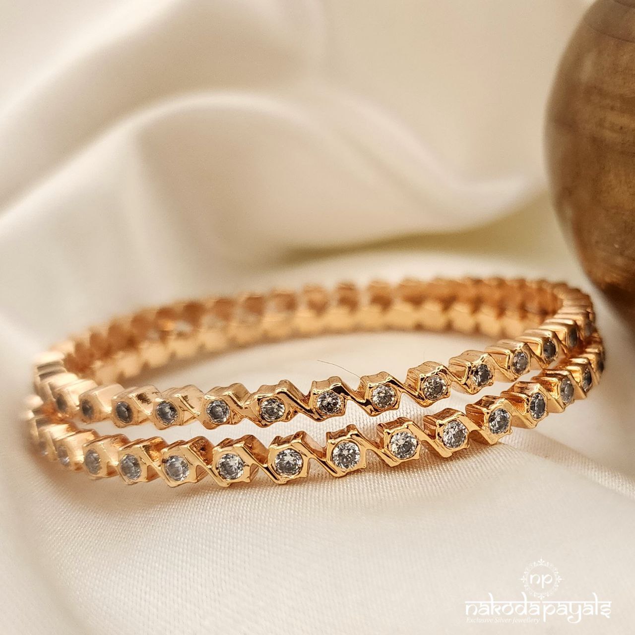 Twinkling White Bangles Pair (2.6) (Gk2919)