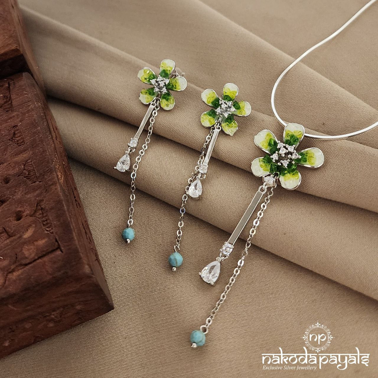Green Dangling Pendant With Earrings (St2702)