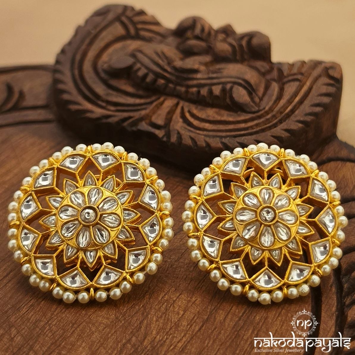 White Floral Pearly Studs (Ge11567)