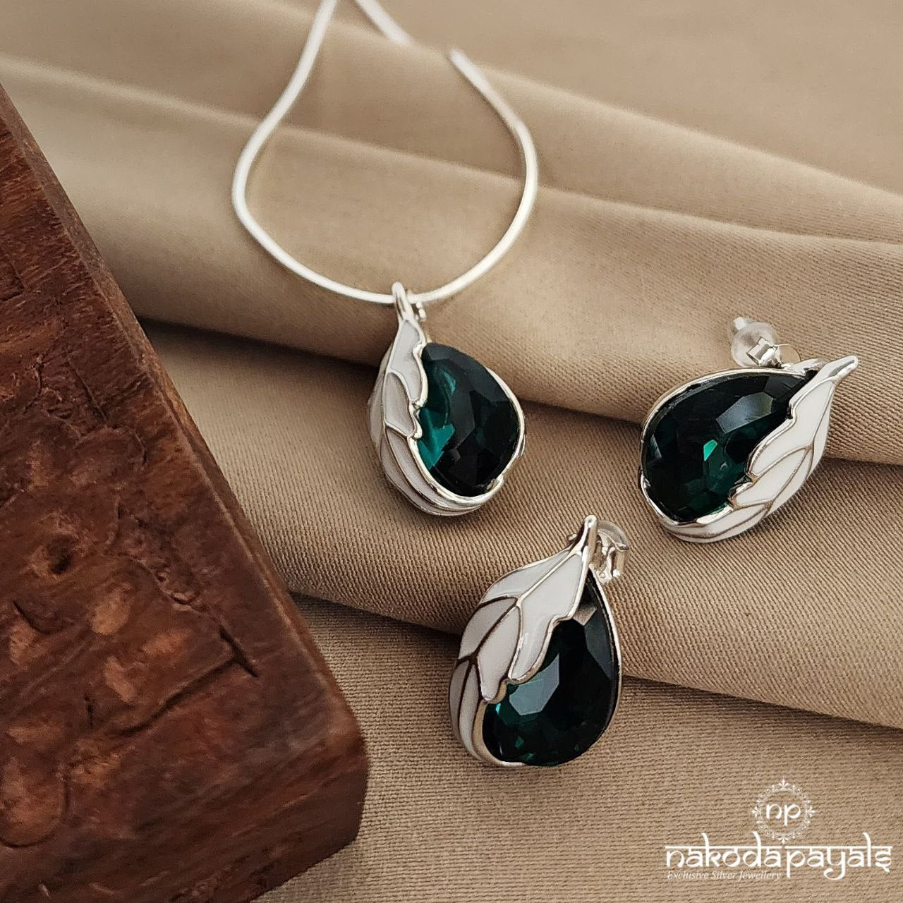 Stylish Leafy Pendant With Earrings (St2711)