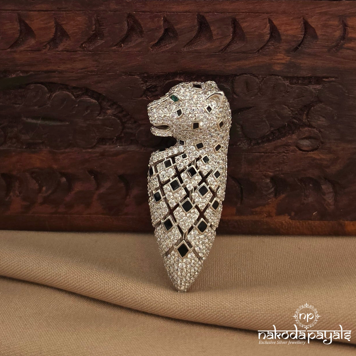 Mesmerizing Tiger Brooch (St4076)