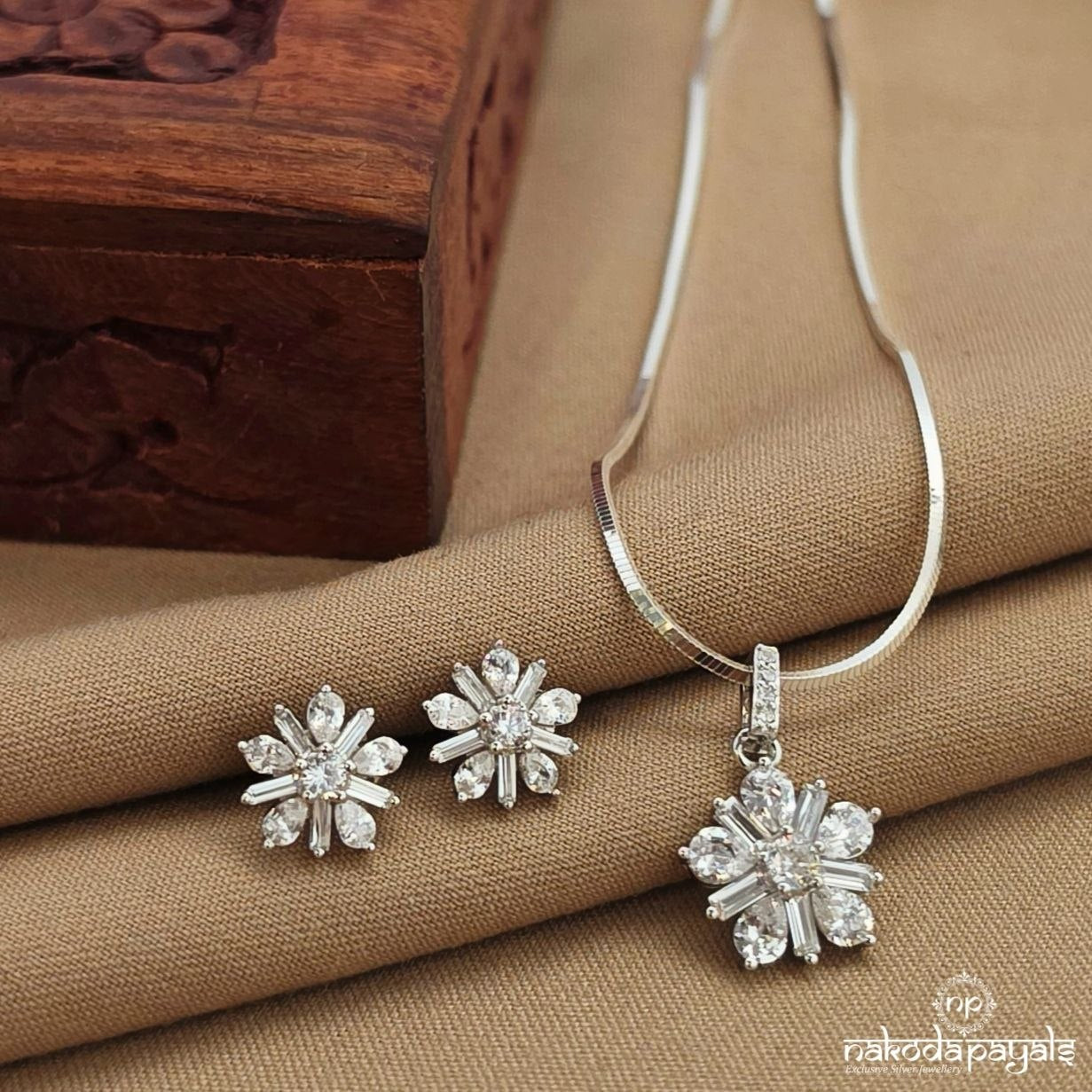 Cute Floral Pendant Set (St3996)