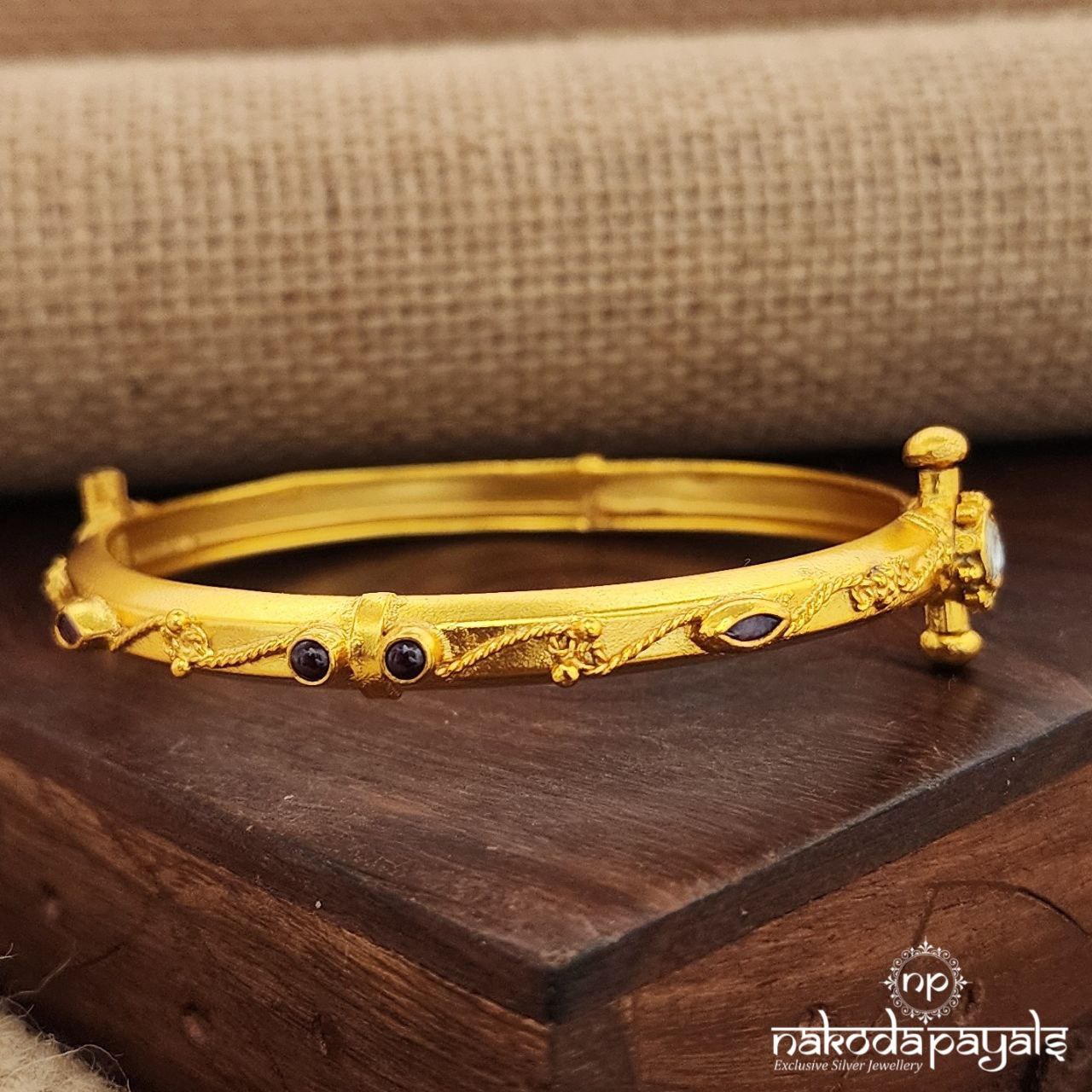 White Traditional Screw Kada (Gk3013)