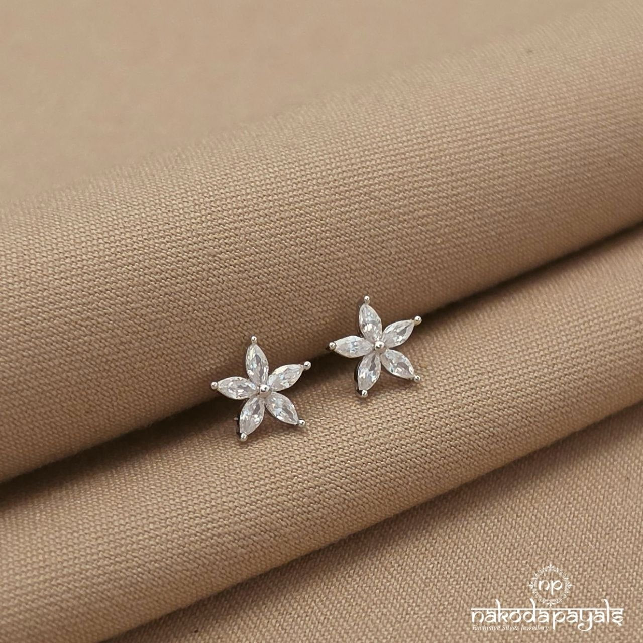 Cute White Floral Earrings (St4083)