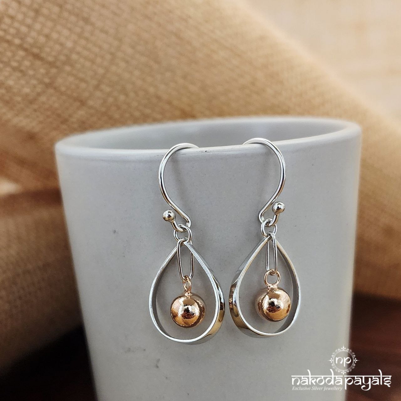 Stylish Ball Drop Hangings (St2913)